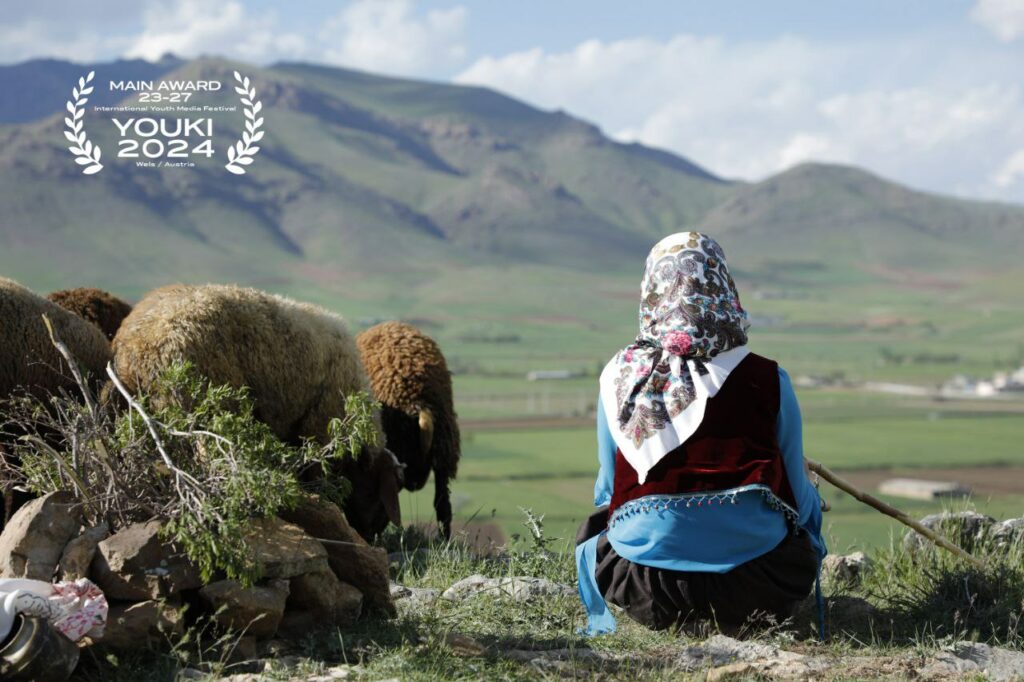 دشت می‌خواند