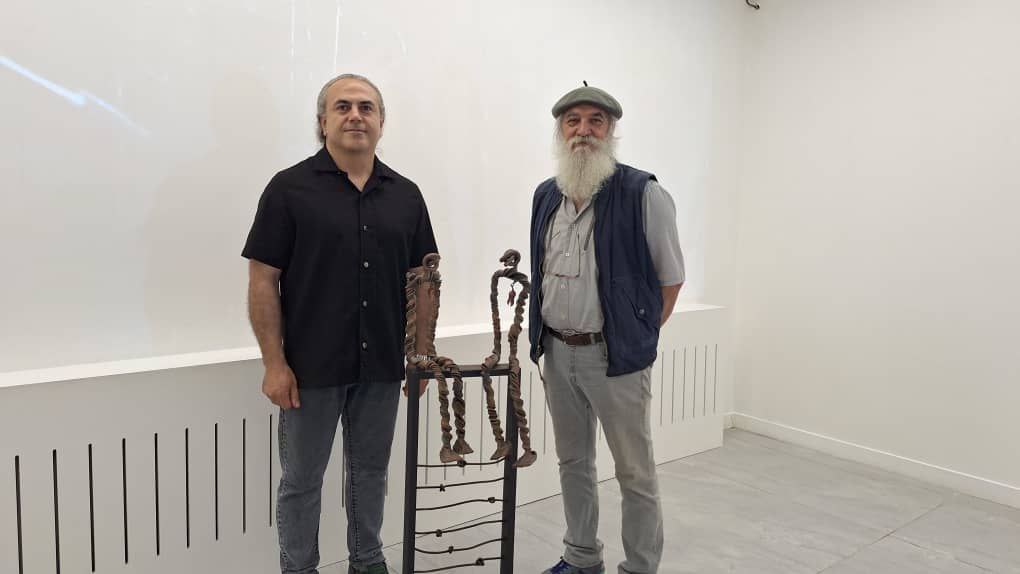 «در خویش مانده»